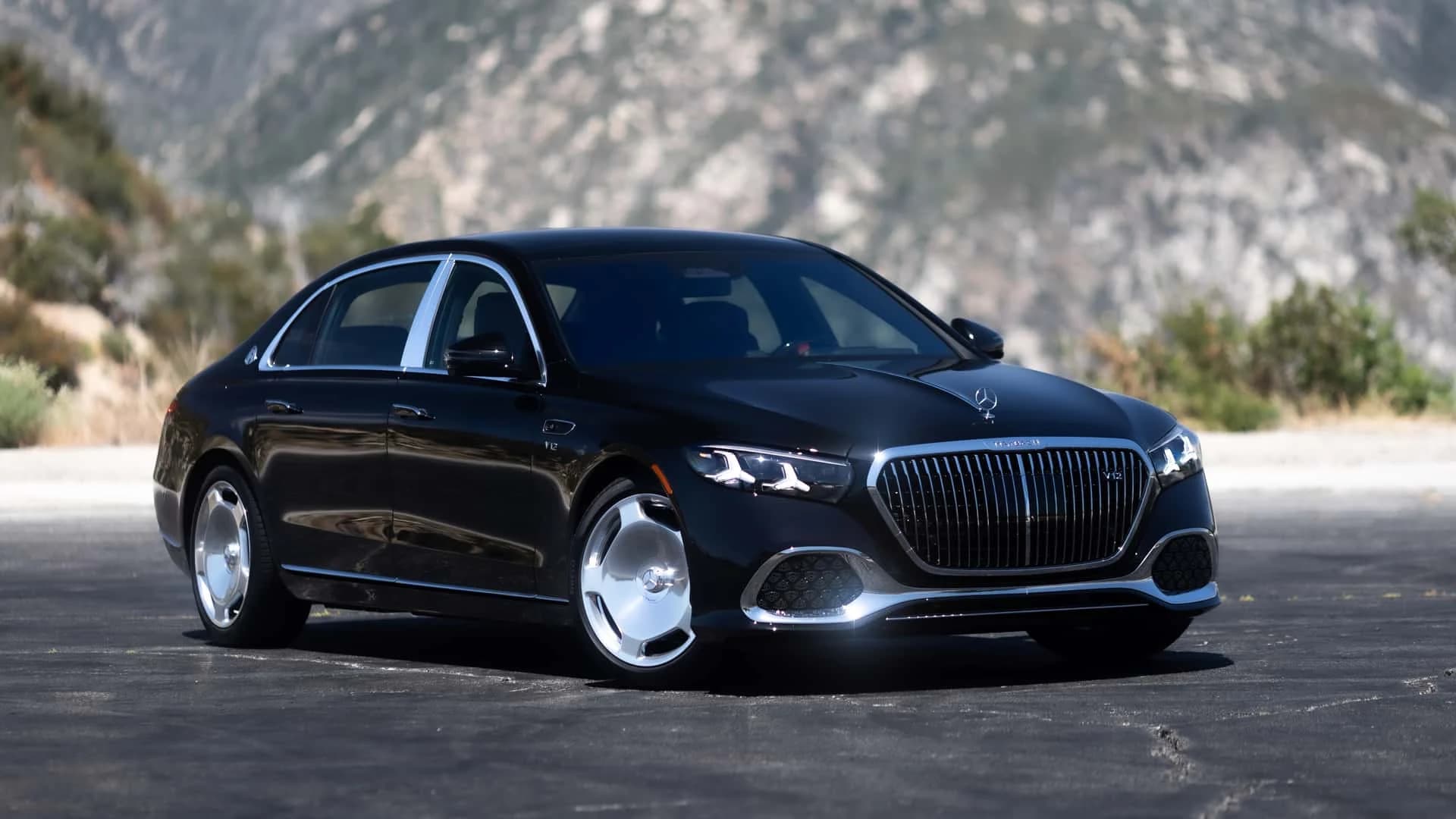 Black 2027 Mercedes-Maybach S680 with the new star-shaped headlights